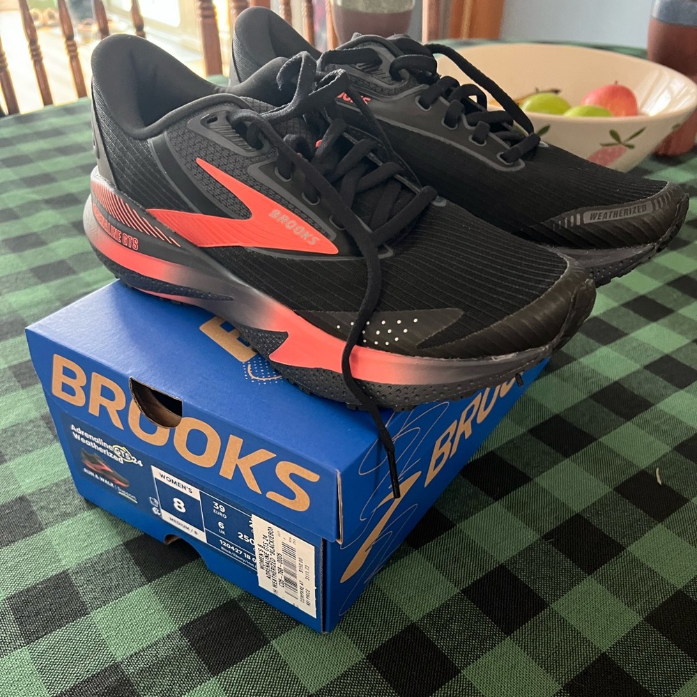 Brooks Women's Sneakers - Black and coral size 8 NWT